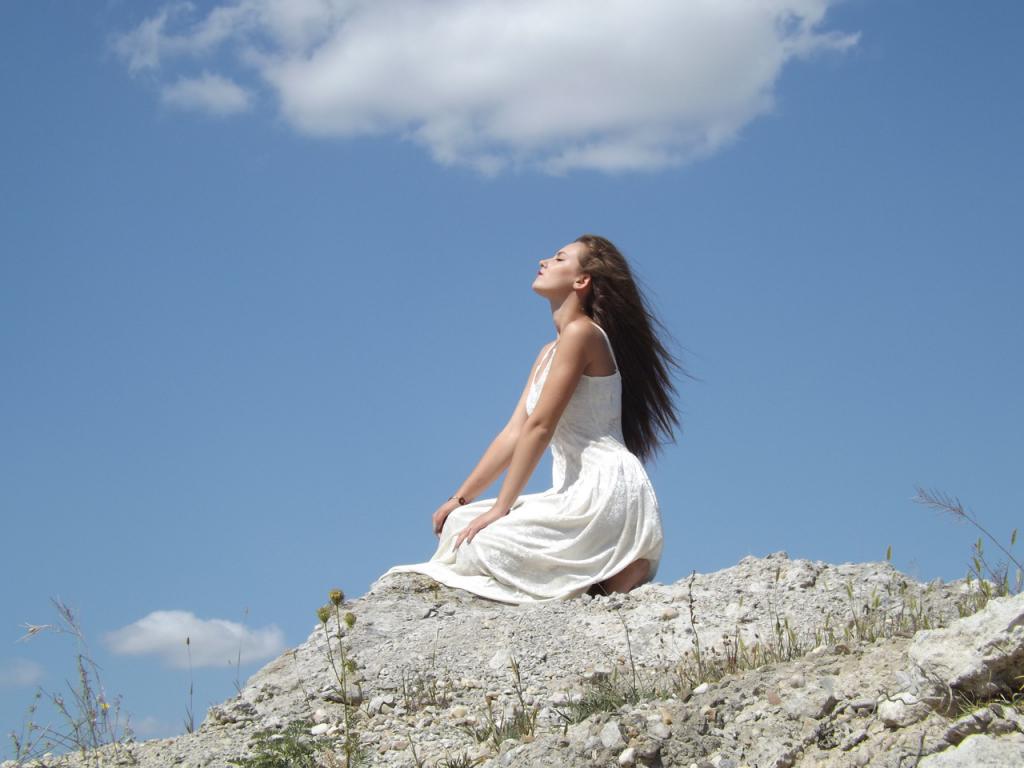 jeune femme assise sur un rocher